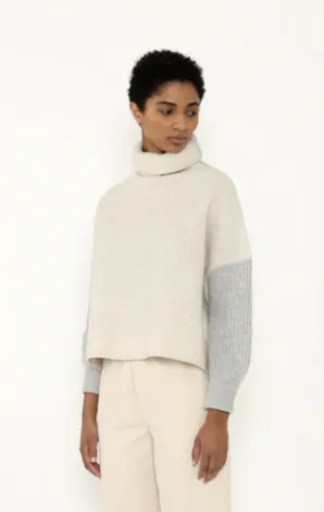 7115 by Szeki Color-blocked Turtleneck